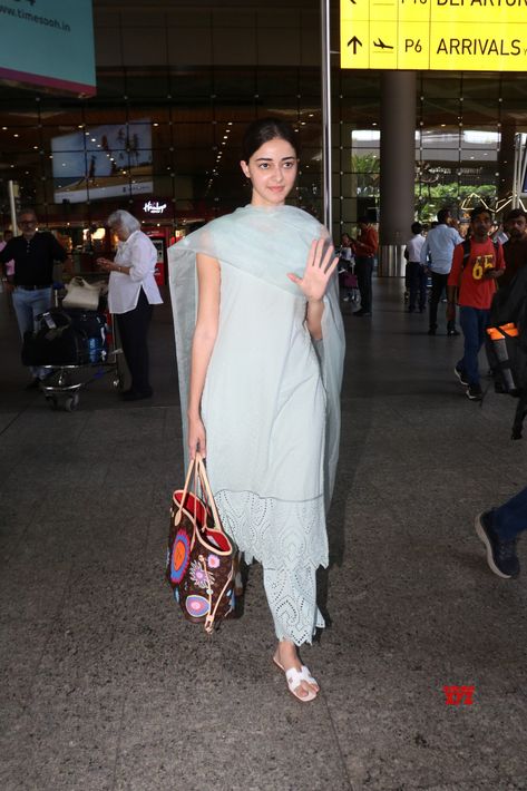 Ananya Panday Spotted At Airport In Mumbai Arrival #AnanyaPanday #Airport #Mumbai Desi Airport Look, Ananya Pandey Aesthetic, Ananya Pandey Airport Look, Ananya Pandey Outfits Indian, Indian Airport Look, Ananya Pandey Outfits, Kurti Styles, Patiala Suit Designs, Cotton Night Dress