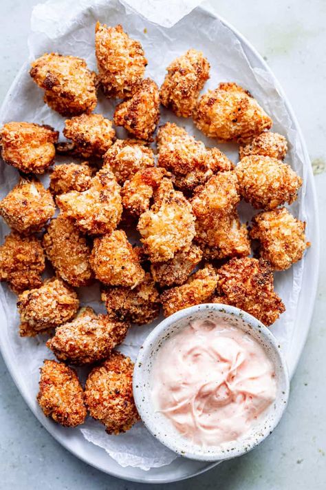 Quick and Easy Vegan Popcorn cauliflower, ready in minutes. This appetizer is healthy, delicious, loaded with flavors, and extra crispy. Popcorn Cauliflower Recipe, Cauliflower Popcorn Recipe, Cauliflower Nuggets Air Fryer, Airfryer Cauliflower Recipes, Airfryer Sides, Air Fryer Vegan Recipes, Popcorn Cauliflower, Air Fryer Popcorn, Cauliflower Popcorn