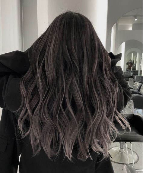 Black Hair Balayage, Filmy Vintage, Korean Hair Color, Kadeřnické Trendy, Hair Color Underneath, Ash Hair Color, Black Hair Dye, Brown Hair Inspo, Hair Color Streaks