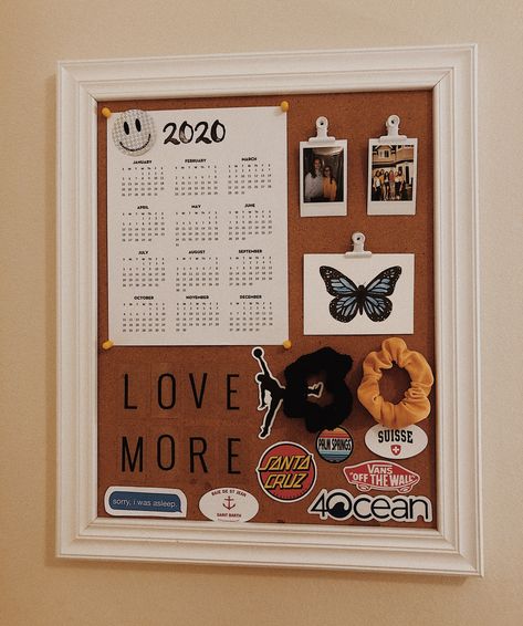 Tack Board Ideas Bedrooms, Room Notice Board Ideas, Cute Bulletin Board Ideas Bedroom, Cute Bulliten Board Ideas For Bedroom, Cork Board Ideas For Study Table, Bulliten Board Design Ideas, Aesthetic Bulletin Board Ideas For Bedroom, Room Cork Board Ideas, Bulletin Board Inspo Aesthetic