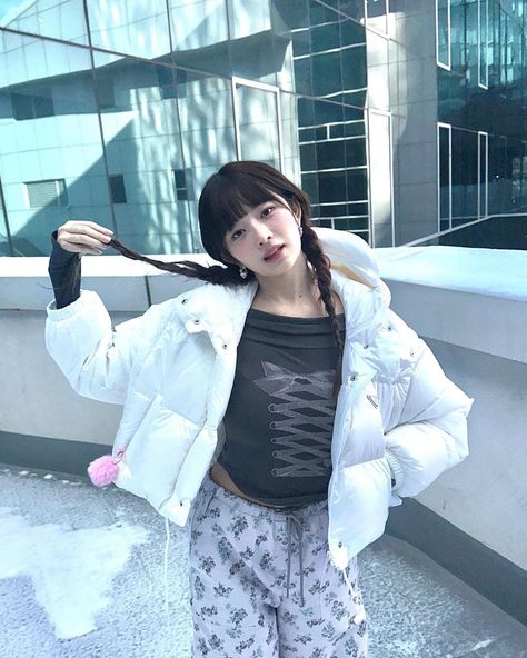 Rei Ive, Cartoon Jokes, Starship Entertainment, Korean Makeup, Instagram Update, Creative Photography, South Korean Girls, Her Hair, Kpop Girls