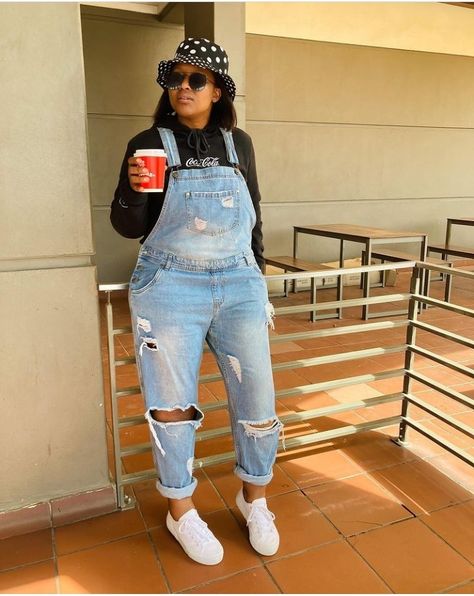 Black Women Overalls Outfit, Dreamville Outfits, Overalls Outfit Black Women, Women Overalls Outfits, Jean Overall Outfits, Black Festival Outfit, Dungaree Outfit, Outfit Black Women, Overalls Outfit