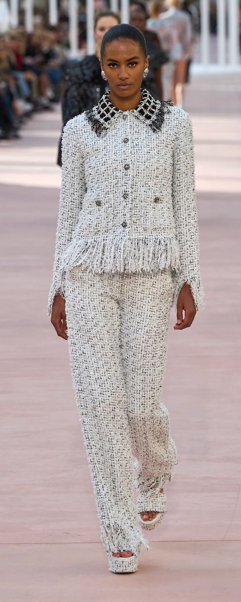 Chanel 2024 Winter, Chanel Runway Outfits, Chanel Tweed Outfit, Tweed Dress Outfit, Rich Girl Style, Tweed Fashion, Chanel Tweed Jacket, Tweed Outfit, Chanel Outfit