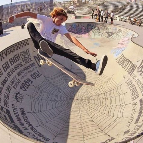 Curren Caples, Skate Photography, Skateboard Pics, Skate Vibes, Skateboard Photos, Skateboard Pictures, Skateboarding Tricks, Skateboard Aesthetic, Skate Photos