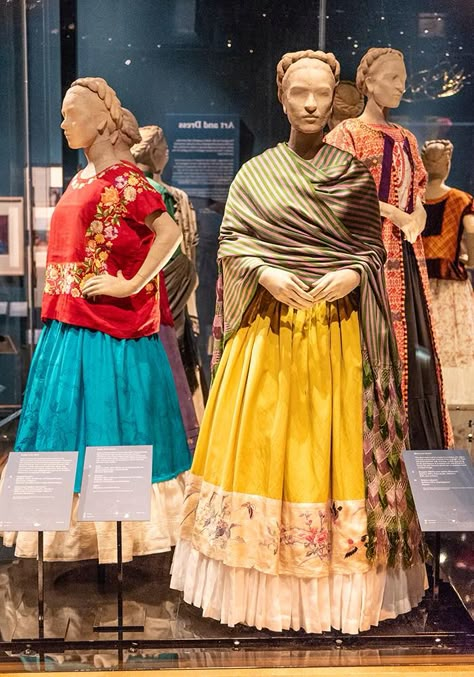 Salvadoran Traditional Dress, Latin American Traditional Clothing, Traditional Latin American Clothes, Traditional Mexican Outfits For Women, Mexico Traditional Clothes, Mexican Culture Outfits, Vintage Mexican Fashion, Frida Kahlo Outfit, Traditional Mexican Clothing