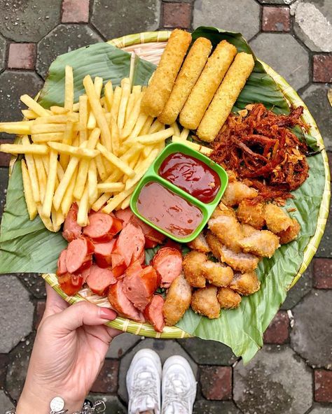 Fries Platter, World Street Food, Street Food Design, Food Menu Design, Pub Food, Delicacy Food, Food Garnishes, Buffet Food, Food Goals