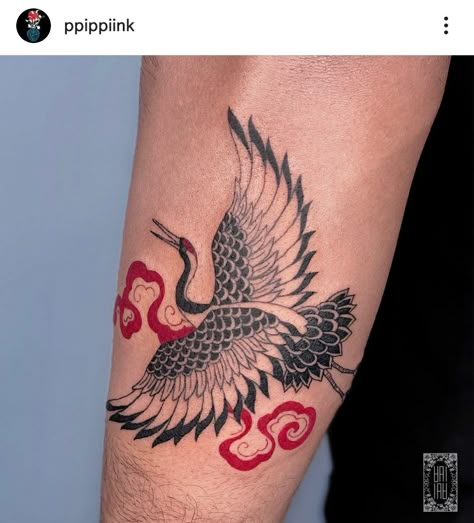 Red Cloud Tattoo, Tattoo Belly, Tattoo Crane, Heron Tattoo, Tattoo Perna, Crane Tattoo, Small Chest Tattoos, Sak Yant Tattoo, Cloud Tattoo