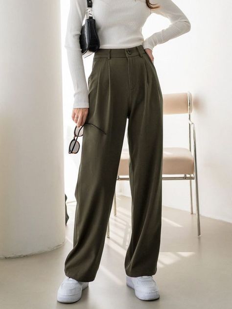 The top outfits with trousers | Trousers outfits for inspiration Tailored Pants Women, Trousers Women Outfit, Bank Job, Trouser Outfit, Pakaian Feminin, Business Casual Outfits For Work, Stylish Work Outfits, Brown Pants, Elegantes Outfit