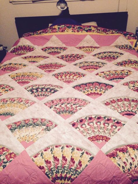 Grandmother's fan. The time someone took for the pattern repeats in each fan - amazing! Grandmothers Fan Quilt Pattern, Fan Quilts Ideas, Grandmothers Fan Quilt, Fan Quilt Pattern, Fan Quilts, Antique Quilts Patterns, Japanese Quilt Patterns, Fan Quilt, Grandmother Quilt