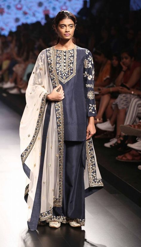 Lakme Fashion Week Spring Summer 2016 (Album) Payal Singhal, Shadi Dresses, Fashion Week 2024, Pakistani Formal Dresses, Pakistani Fashion Party Wear, Hippy Chic, Salwar Kamiz, Desi Clothes, Red Lehenga