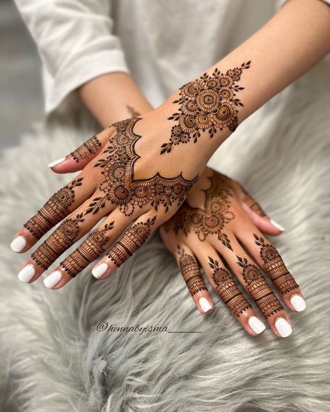 Finger Mehendi Design, Mehndi Design Rose, Modern Henna Design, Haldi Decor Ideas, Rose Mehndi Design, Mehndi Designs For Eid, Mehandi Design For Hand, Wedding Henna Designs, Henna Designs Back