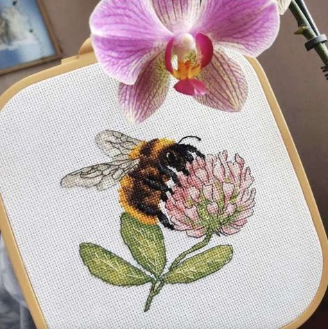 Not too long ago I shared a collection of bee cross stitch patterns, but I recently found another pretty one I wanted to share with you all. Bees are great and worth celebrating and stitching all year long, so … Read More... Bee Cross Stitch Pattern Free, Pretty Cross Stitch Patterns, Bee Cross Stitch, Cross Stitch Sunflower, Pretty Cross Stitch, Free Cross Stitch Pattern, Free Cross Stitch Patterns, Unique Cross Stitch, Cross Stitch Tutorial