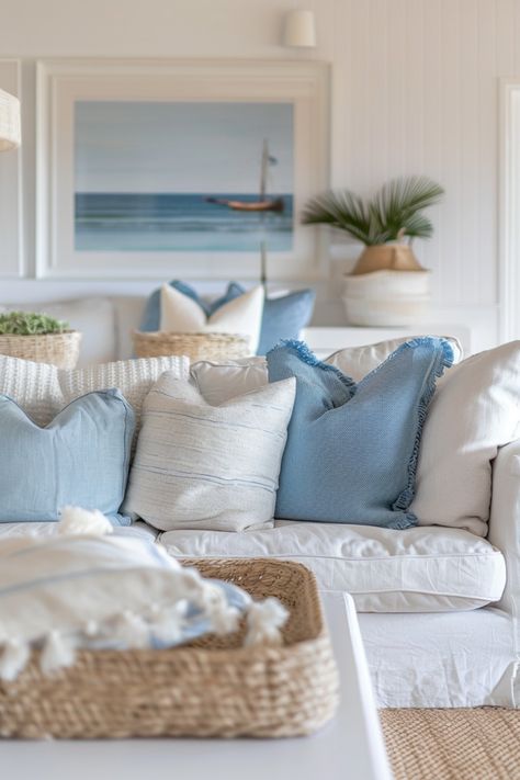 Nos idées et conseils pour décorer un intérieur en bord de mer ! Modern Coastal Home, Nautical Living Room, Coastal Dining Room, Coastal Farmhouse Decor, Beach House Interior Design, Coastal Living Rooms, Coastal Bedrooms, Seaside Cottage, Beach Shack