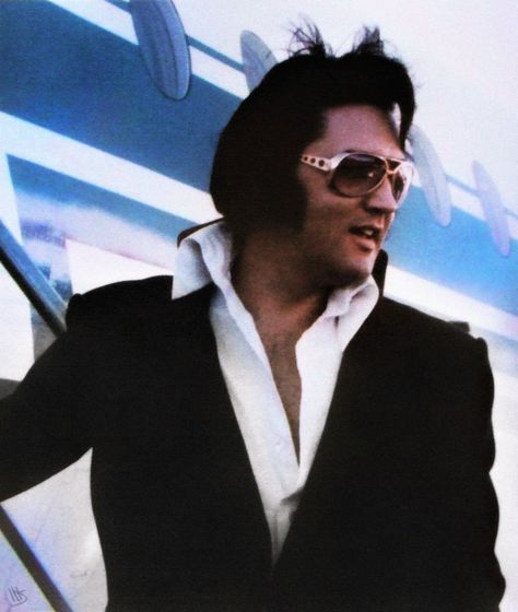 Elvis arriving in Greensboro, North Carolina on March 14, 1974 for his concert the following day during his famous March 74' Tour. Elvis On Tour, Greensboro North Carolina, Greensboro Nc, Elvis Presley, On Tumblr, North Carolina, You Must, Walking, Tumblr