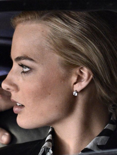 margot Margot Robbie Nose, Margot Robbie Icons Aesthetic, Margot Robbie Hair Side Profile, Margot Robbie Teeth, Margot Robbie Icons Black And White, Scarlet Johanson Side Profile, Naomi Lapaglia, Roman Nose, Margot Robbie Hair