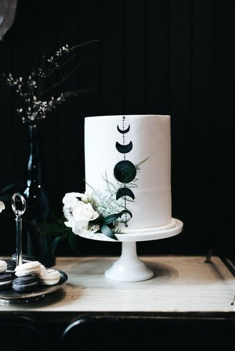 Witch Wedding, Black And White Wedding Cake, Starry Night Wedding, Pagan Wedding, Black Cake, Black Wedding Cakes, Moon Wedding, Celestial Wedding, Dark Wedding