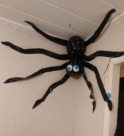 DIY Halloween Balloon Spider Craft | Munchkins Planet Balloon Spider, Ideas For Pumpkins, Halloween Decoration Diy, Pumpkins Carving, Halloween Classroom Decorations, Spider Craft, Scary Halloween Decorations Diy, School Kitchen, Halloween Balloon