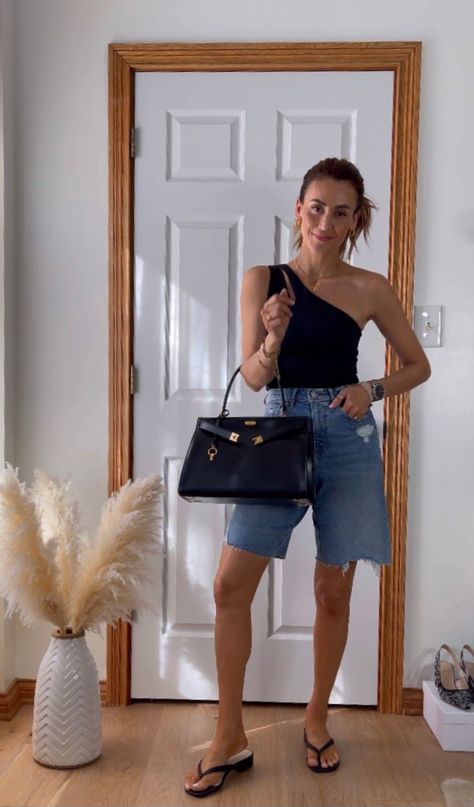 Styling Long Denim Shorts, Outfit Ideas Summer Casual Shorts, Knee Shorts Outfits Women, Denim Long Shorts Outfit, Big Jean Shorts Outfit, Mom Jean Shorts Outfit Summer, Long Jean Shorts Outfits Women, How To Style Long Shorts, Wide Leg Shorts Outfit