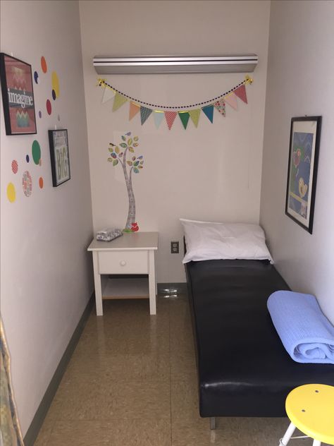 School Sick Room Ideas, Nurses Office School, School Clinic Ideas Nurse Office Decor, Nurses Office Decor School, Middle School Nurse Office, Middle School Nurse Office Set Up, Nurse Office Ideas, School Clinic Ideas Nurse Office, School Clinic Decor