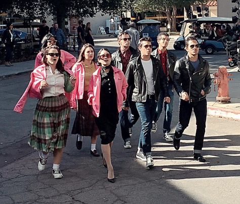 Go grease! Live 2016 Grease Halloween Costumes Group, Greese Costumes, Harry Styles Halloween Costume, Harry Styles Halloween, Grease Halloween Costumes, Grease Costume, Grease Party, Grease Live, Grease Costumes