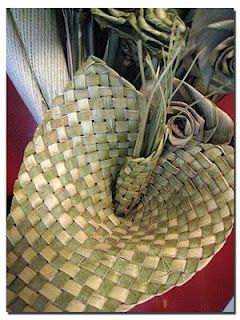 Weaving with flax. Harakeke Flowers, New Zealand Flax, Palm Leaf Art, Flax Weaving, Dyed Flowers, Sogetsu Ikebana, Flax Flowers, Maori Patterns, Maori Designs