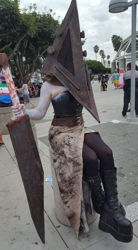 Halloween Costumes Silent Hill, Terrifying Costumes For Halloween, Diy Pyramid Head Costume, Female Pyramid Head Cosplay, Silent Hill Pyramid Head Cosplay, Silent Hill Halloween Costumes, Pyramid Head Cosplay Female, Silent Hill Nurse Cosplay, Silent Hill Outfit