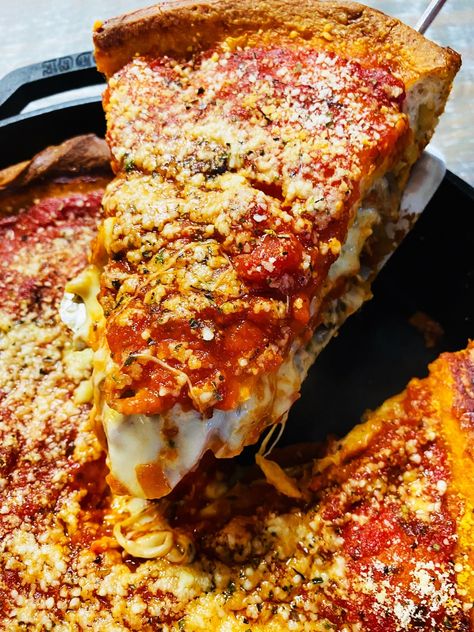 Stuffed Meat Lovers Pizza Stuffed Meat, Stuffed Pizza, Deep Dish Pizza Recipe, Meat Pizza, Meat Lovers Pizza, Calzone Pizza, Easy Homemade Pizza, Pizza Recipes Homemade, Deep Dish Pizza