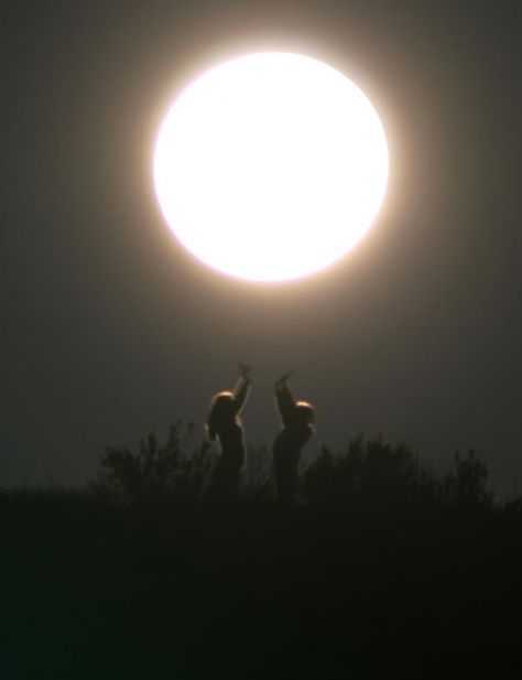 What most call a Blue Moon isn't blue in color. It's only Blue in name. This great moon photo from EarthSky Facebook friend Rebecca Lacey in Cambridge, Idaho. Moon Worship, December Solstice, Moving Clouds, Magical Moon, Blue Filter, Moon Photos, Sun Moon And Stars, Super Moon, Gods Creation