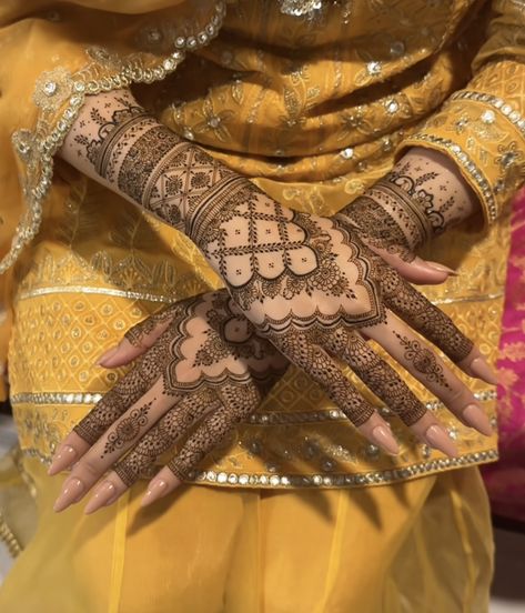 Bridal Nails With Mehendi, Ghewar Mehndi Design, Mehndi Inside Hand, Indian Henna Designs Brides, Heavy Henna Designs, Desi Wedding Nails, Bridal Mehndi Designs Simple, Heavy Mehndi Designs, Mehndi Aesthetic