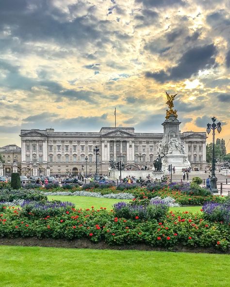 The gardens at Buckingham Palace in London, England under a beautiful sunset sky. This is one of the best places to visit in London. Click through for more pictures of London on A Lady in London’s Instagram.   #london #buckinghampalace #palace #sunset #garden Windsor Uk, Sunset Garden, Buckingham Palace Gardens, Buckingham Palace London, Highgate Cemetery, Abandoned Amusement Parks, Instagram London, Abandoned Castles, London Pictures