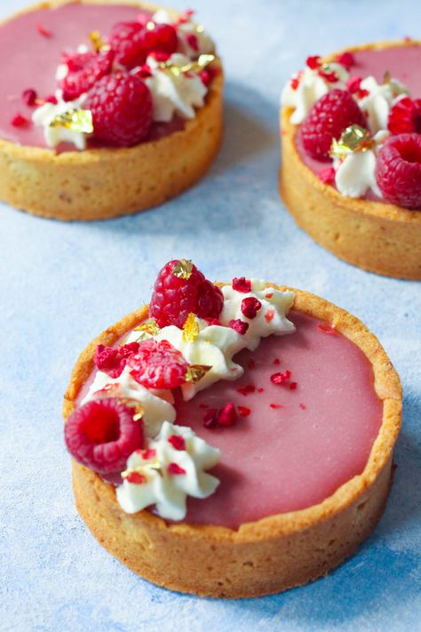 Pink Peppercorn, Raspberry and Rose Tarts - Choperella February Desserts Ideas, French Tarts Desserts, Rose Flavored Desserts, Rose Dessert Recipes, February Desserts, Pink Pastries, Pink Patisserie, Dessert Garnish, Barbie Dinner