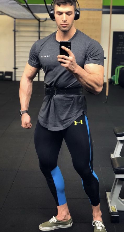 Men in spandex / lycra training gear. Since 2011. All pics found on the web. If you want a pic removed let me know. Hot Gym Outfits, Hunks Men, Lycra Men, Mens Leggings, Italian Beauty, Training Gear, Fashion Suits, Mens Fashion Suits, A Pic