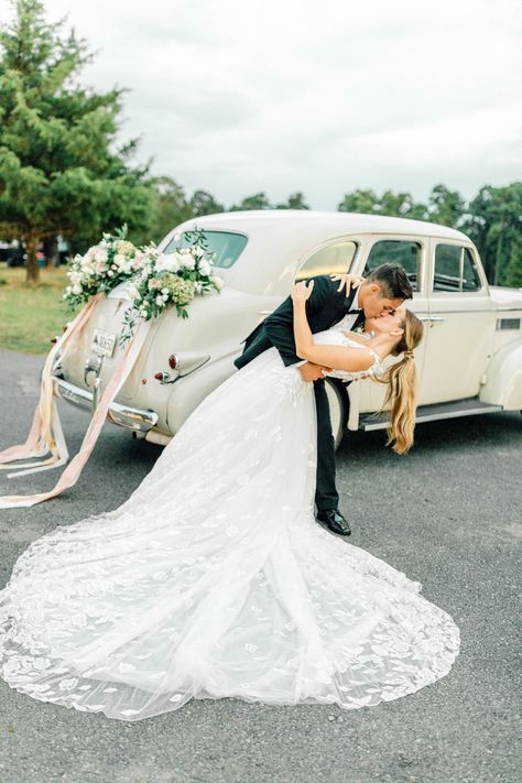 Kissing before exiting the wedding in old car! Luxury Garden Wedding, Crimson Wedding, Old Fashioned Wedding, Vintage Car Wedding, Wedding Exit, Wedding Exits, Wedding Couple Photos, Romantic Wedding Photos, Wedding Reception Inspiration