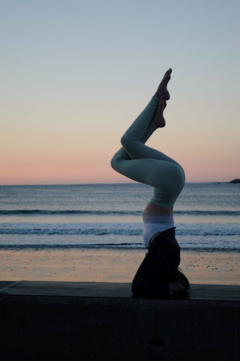 @hannahconnors #yoga #aloyoga #headstand Cool Headstand Poses, Yoga Poses Astethic, Yoga Poses For Pictures Instagram, Headstand Yoga Aesthetic, Yoga Asethic, Yoga Inversions Poses, Head Stand Aesthetic, Yoga Headstand Poses, Aesthetic Headstand