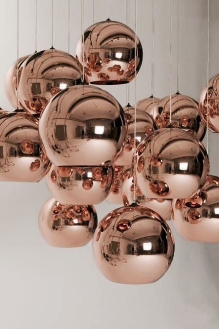 Im Produkt Esche Black Copper, der Shine Collection von Kährs Parkett wurden Kupfer-Metallpigmente eingearbeitet. Tom Dixon Copper, Tom Dixon Lighting, Glass Ball Pendant Lighting, Ball Pendant Lighting, Deco Luminaire, Copper Lamps, Copper Lighting, Mirror Ball, Tom Dixon