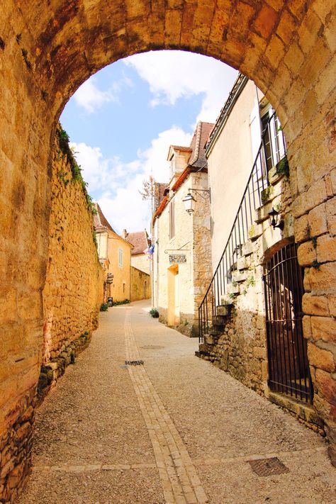 Empty streets in the fortified city of Limeuil. Perigord, Dordogne, France Fortified City, Dordogne France, Background Drawing, Aquitaine, The Valley, Castle, Paris, Road, France