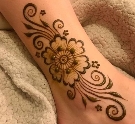 Henna Flower Designs Hand, Foot Henna Designs Simple Easy, Foot Henna Designs, Henna Ankle, Hanna Tattoos, Small Henna Designs, Cute Henna Tattoos, Henna Style Tattoos, Small Henna