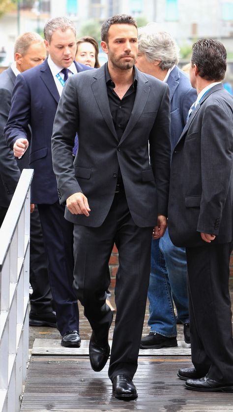 24 Men Who Nailed Venice Film Festival Style | GQ-2010. BEN AFFLECK. Grey Suit Black Shirt, Black Jacket Outfit, Black Shirt Outfits, All Black Suit, Grey Suit Wedding, Grey Suit Men, Dark Gray Suit, Charcoal Gray Suit, Charcoal Suit