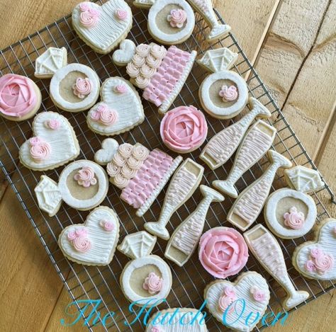 Wedding Shower Cupcakes, Buttercream Cookies, Wedding Shower Cookies, Bridal Cookies, Bridal Shower Cookies, Cookie Tutorials, Cool Wedding Cakes, Cookie Frosting, Flower Cookies