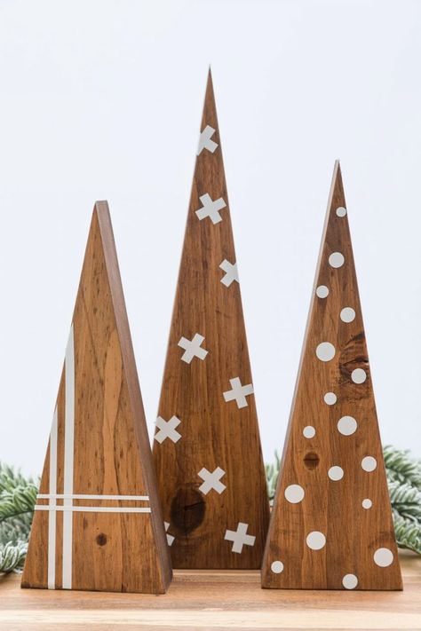 Scrap Wood Project, Scandinavian Christmas Tree, Diy Christmas Gifts For Friends, Scandinavian Christmas Trees, Farmhouse Christmas Stockings, Christmas Diy Wood, Scandinavian Christmas Decorations, Wood Christmas Tree, Scrap Wood Projects