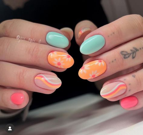 Small Nails Design Summer, Preppy Nail Ideas Summer, California Vacation Nails, Orange And Blue Summer Nails, Vacation Nails Beach Mexico Simple, Girls Trip Nails, California Nails Ideas, Arizona Nail Designs, Fun Summer Nails Almond