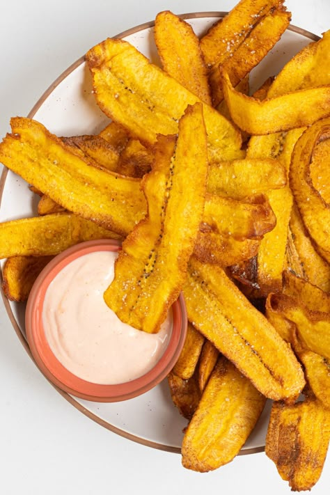 Crunchy Deep Fried Plantain Chips | Salima's Kitchen Garlic Mojo Sauce, Plantains Recipes, Fried Plantain Chips, Plantain Chips Recipe, Fried Plantain Recipe, Baked Plantain Chips, Mojo Sauce, Fried Plantain, Plantain Recipes