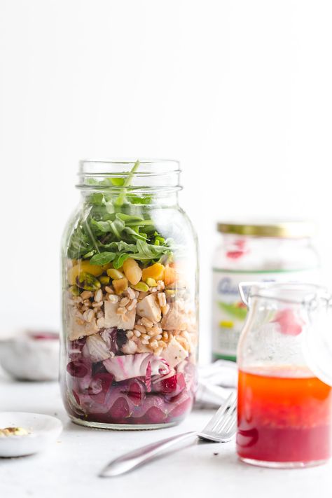 A delicious and healthy mason jar salad layered with chewy whole grain farro, pickled beets, chicken, pistachios, dried apricots, arugula, ... Mason Jar Salad Layers, Salad With Pistachios, Juice Recipes For Kids, Salad Jar Recipe, Jar Meals, Rotisserie Chicken Breast, Jar Salad, Mason Jar Salad Recipes, Green Smoothie Cleanse