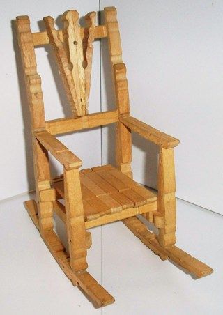 Diy Rocking Chair, Wooden Clothespin Crafts, Clothes Pin Wreath, Wooden Clothespins, Stuffed Dolls, Pinterest Diy Crafts, Collectible Toys, Clothespin Dolls, Mason Jar Crafts Diy