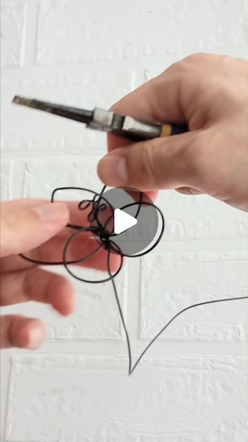 How To Wire Sculpture, Aluminium Wire Art, Wire Flower Template, Floral Wire Crafts Diy, Wire Art Flower, Making Wire Flowers, How To Make Wire Flowers, Wire Art Sculpture Easy, Wire Flower Tutorial