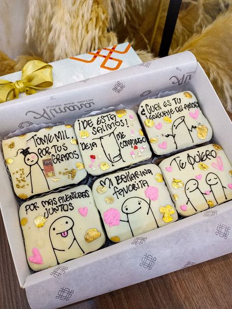 Deliciosos brownies decorados para grados. Recuerds que estamo ubicados en medellin Brownies Decorados, Cake Decorating Tips, Decorating Tips, Brownies, Cake Decorating, Snoopy, Cake