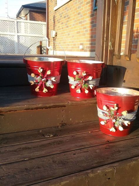 galvanized metal pails turned outdoor winter planters makeover Galvanized Tree Collar, Christmas Highlights, Christmas Window Boxes, Planter Arrangements, Winter Planters, Metal Buckets, Christmas Outdoors, Metal Pail, Christmas Diy Decor