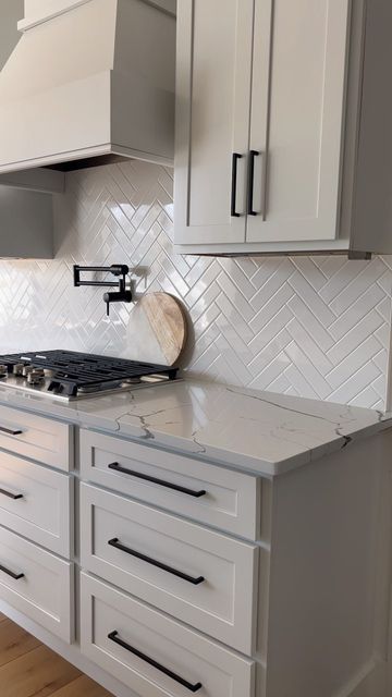 Backsplash To Go With Marble Countertops, Light Cupboards Kitchen, White Cabinets Kitchen Gray Countertops, New Build Small Kitchen Ideas, Straight Wall Kitchen, Kitchen Backsplash With Marble Countertops, Marble Countertops Kitchen Backsplash, Small Beige Kitchen Ideas, Outlets In Kitchen Backsplash