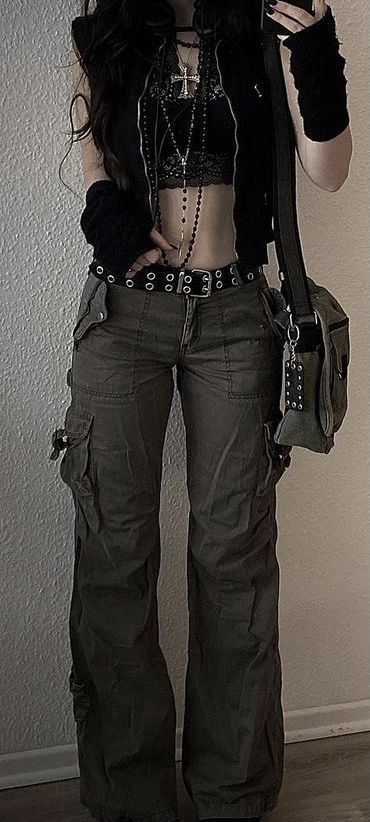 Cybergrunge Aesthetic Outfit, 2023 Alt Fashion, Cargo Outfits Aesthetic, Grunge Female Outfit, Cybergrunge Outfit, Y2k Dark Outfits, Dazecore Outfit, Emo Outfits Girl, Early 2000s Emo Fashion