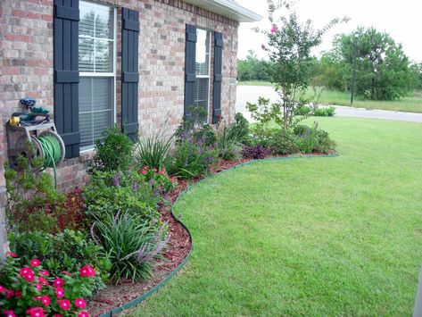 Ranch House Landscaping, Small Front Yards, Garden Front Of House, Front Flower Beds, Front Yards Curb Appeal, Flower Bed Designs, Small Front Yard Landscaping, Front Yard Garden Design, Front Landscaping